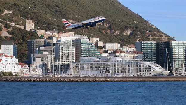 20:45 Uhr und immer noch Sonne.  Eine A319 der British Airways hat gerade in Gibraltar in Richtung London abgehoben. Die Flugzeuge starten sehr steil und machen eine Kurve nach links, um nicht in den spanischen Luftraum zu kommen.